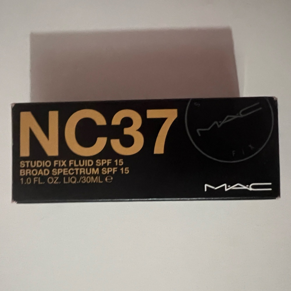 MAC STUDIO FIX FLUID FOUNDATION SPF 15 IN NC37, NIB